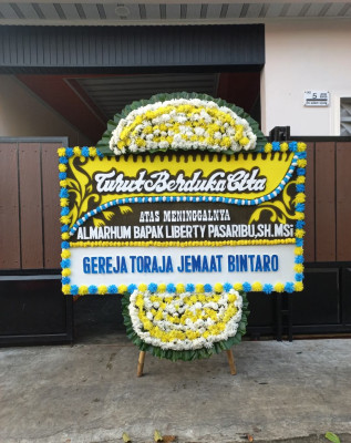 Papan Bunga Duka di Akelamo